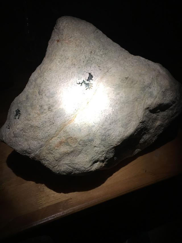 翡翠原石皮革有一些透明的晶体翡翠原石大马坎-第3张图片-翡翠网 翡翠原石皮革有一些透明的晶体翡翠原石大马坎-第3张图片-翡翠网