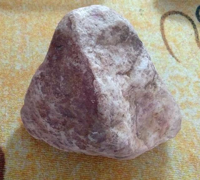 翡翠原石皮革有一些透明的晶体翡翠原石大马坎-第5张图片-翡翠网 翡翠原石皮革有一些透明的晶体翡翠原石大马坎-第5张图片-翡翠网