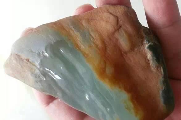 翡翠原石皮革有一些透明的晶体翡翠原石大马坎-第8张图片-翡翠网 翡翠原石皮革有一些透明的晶体翡翠原石大马坎-第8张图片-翡翠网