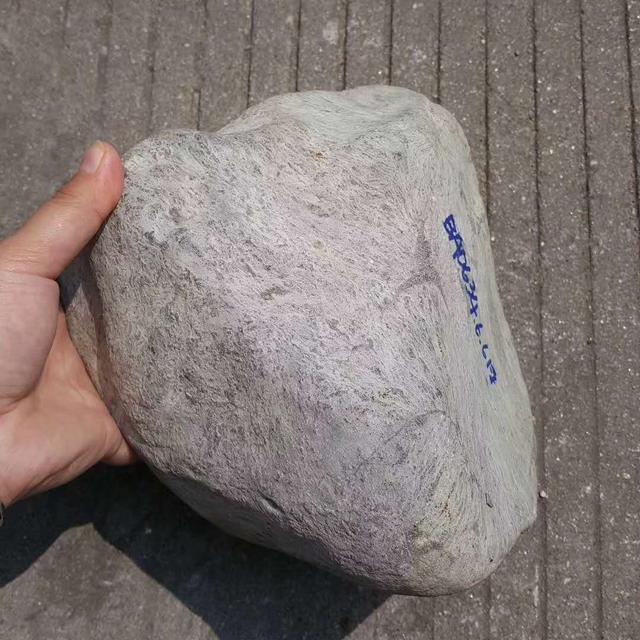 翡翠原石皮革有一些透明的晶体翡翠原石大马坎-第10张图片-翡翠网 翡翠原石皮革有一些透明的晶体翡翠原石大马坎-第10张图片-翡翠网