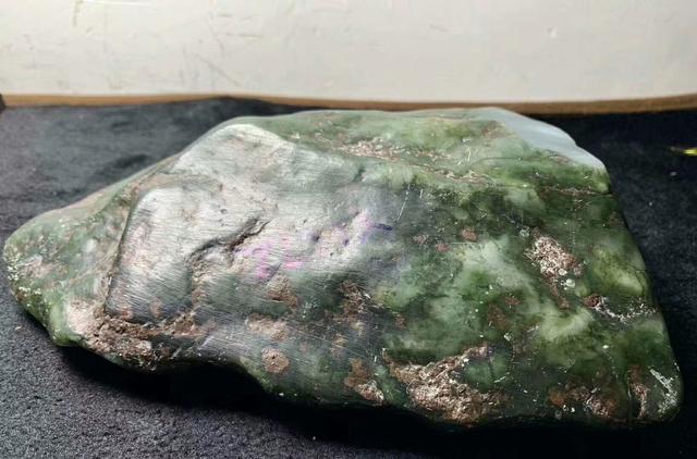 翡翠原石皮革有一些透明的晶体翡翠原石大马坎-第14张图片-翡翠网 翡翠原石皮革有一些透明的晶体翡翠原石大马坎-第14张图片-翡翠网