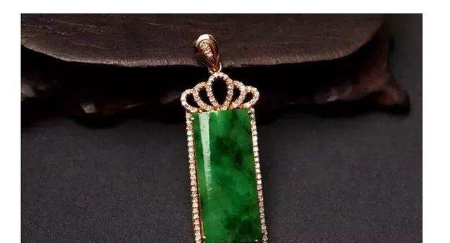 翡翠手镯上的黑点有黑点的绿翡翠是不是不好-第5张图片-翡翠网 翡翠手镯上的黑点有黑点的绿翡翠是不是不好-第5张图片-翡翠网