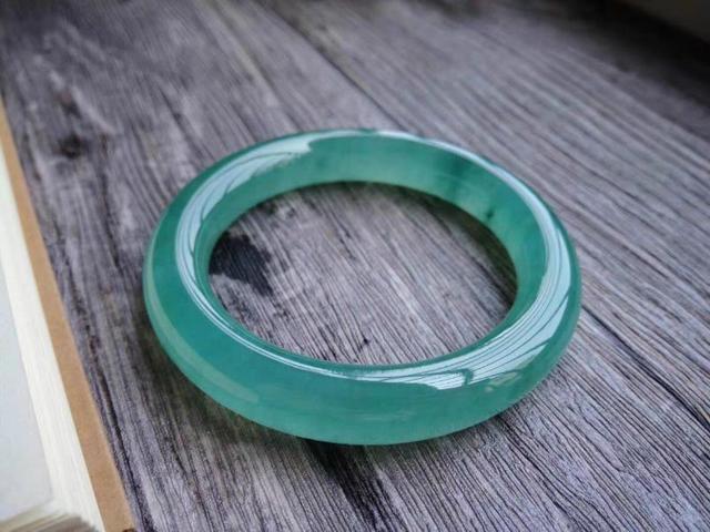 强光手电如何鉴定翡翠手镯照翡翠原石强光手电哪里有卖的-第5张图片-翡翠网 强光手电如何鉴定翡翠手镯照翡翠原石强光手电哪里有卖的-第5张图片-翡翠网