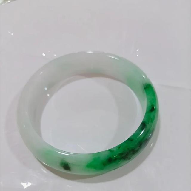 翡翠手镯描银是什么物质,怎么养翡翠镯子-第1张图片-翡翠网