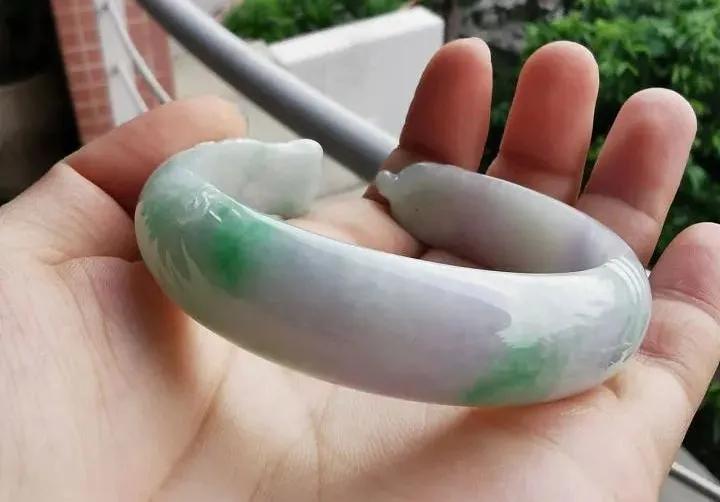 翡翠不适合什么体质人佩戴什么人不能带翡翠手镯-第2张图片-翡翠网 翡翠不适合什么体质人佩戴什么人不能带翡翠手镯-第2张图片-翡翠网