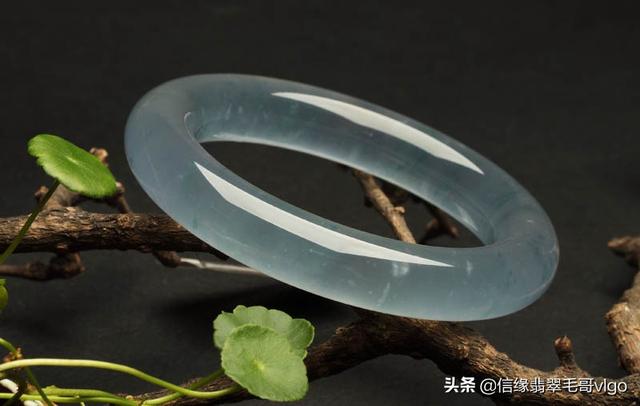 翡翠认主人一般要多久,女性带翡翠手镯的好处-第1张图片-翡翠网 翡翠认主人一般要多久,女性带翡翠手镯的好处-第1张图片-翡翠网