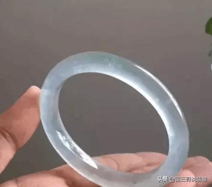 翡翠手镯选大好还是小好,翡翠玉镯怎样选购-第6张图片-翡翠网 翡翠手镯选大好还是小好,翡翠玉镯怎样选购-第6张图片-翡翠网