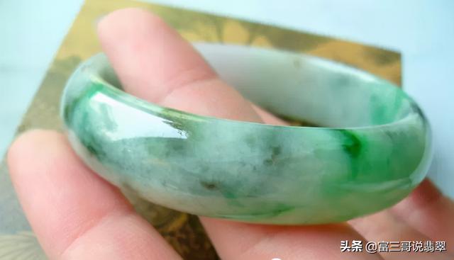 翡翠手镯常见裂痕图片,翡翠手镯绺裂图-第7张图片-翡翠网 翡翠手镯常见裂痕图片,翡翠手镯绺裂图-第7张图片-翡翠网