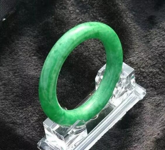 豆糯种翡翠手镯多少钱翡翠手镯豆种-第4张图片-翡翠网 豆糯种翡翠手镯多少钱翡翠手镯豆种-第4张图片-翡翠网