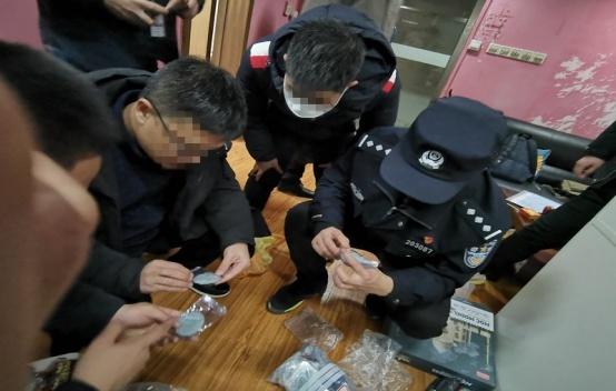 翡翠原石哪个坑口的好,三亚翡翠原石哪里收购-第6张图片-翡翠网 翡翠原石哪个坑口的好,三亚翡翠原石哪里收购-第6张图片-翡翠网