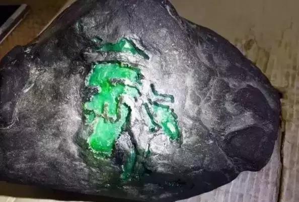 翡翠无事牌加工费用,翡翠原石造假的图-第5张图片-翡翠网 翡翠无事牌加工费用,翡翠原石造假的图-第5张图片-翡翠网