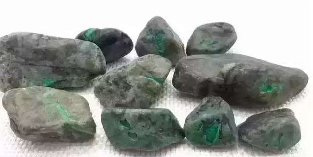 翡翠无事牌加工费用,翡翠原石造假的图-第10张图片-翡翠网 翡翠无事牌加工费用,翡翠原石造假的图-第10张图片-翡翠网