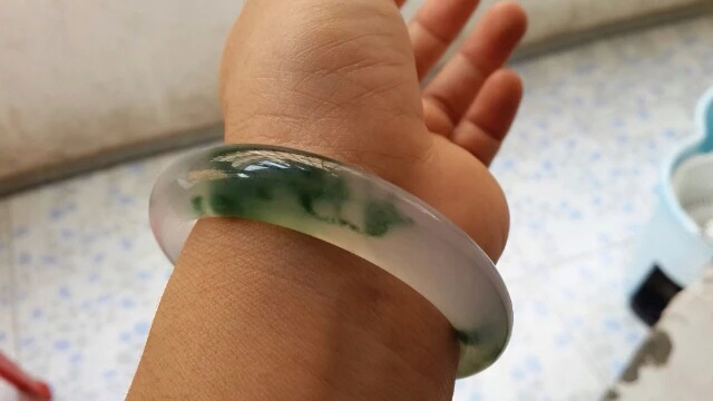 翡翠手镯哪有,翡翠手镯怎样辨真假-第1张图片-翡翠网 翡翠手镯哪有,翡翠手镯怎样辨真假-第1张图片-翡翠网