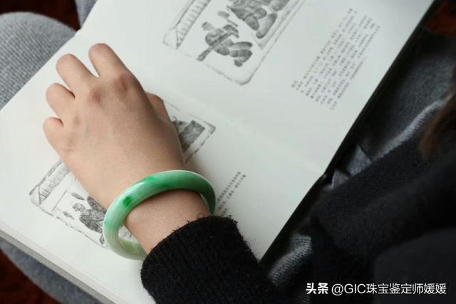 翡翠手镯的形状,翡翠手镯12种颜色-第11张图片-翡翠网 翡翠手镯的形状,翡翠手镯12种颜色-第11张图片-翡翠网