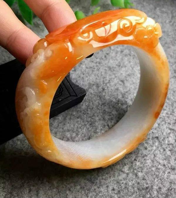 雕花玉镯图案说法,翡翠雕花手镯-第10张图片-翡翠网 雕花玉镯图案说法,翡翠雕花手镯-第10张图片-翡翠网