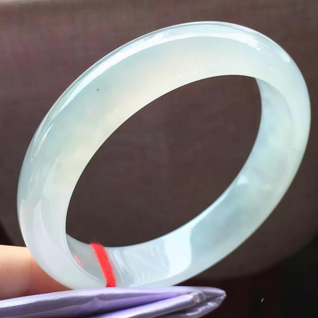 雕花玉镯图案说法,翡翠雕花手镯-第13张图片-翡翠网 雕花玉镯图案说法,翡翠雕花手镯-第13张图片-翡翠网