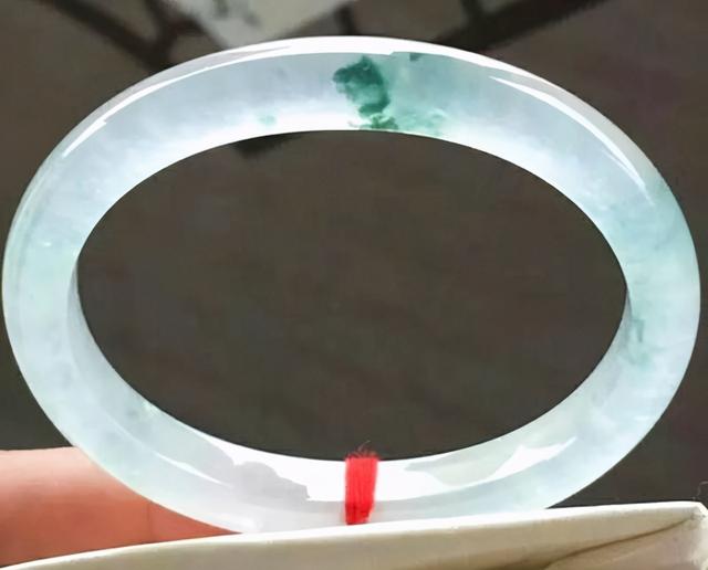 雕花玉镯图案说法,翡翠雕花手镯-第15张图片-翡翠网 雕花玉镯图案说法,翡翠雕花手镯-第15张图片-翡翠网