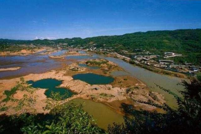 翡翠原石为什么在河边,河滩捡玉石原石教程-第1张图片-翡翠网 翡翠原石为什么在河边,河滩捡玉石原石教程-第1张图片-翡翠网