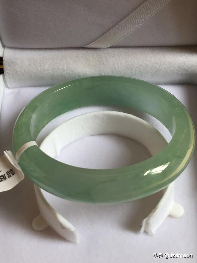 油青绿色翡翠手镯图片,为什么油青的翡翠手镯便宜-第1张图片-翡翠网 油青绿色翡翠手镯图片,为什么油青的翡翠手镯便宜-第1张图片-翡翠网
