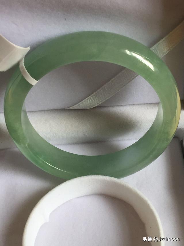 油青绿色翡翠手镯图片,为什么油青的翡翠手镯便宜-第2张图片-翡翠网 油青绿色翡翠手镯图片,为什么油青的翡翠手镯便宜-第2张图片-翡翠网
