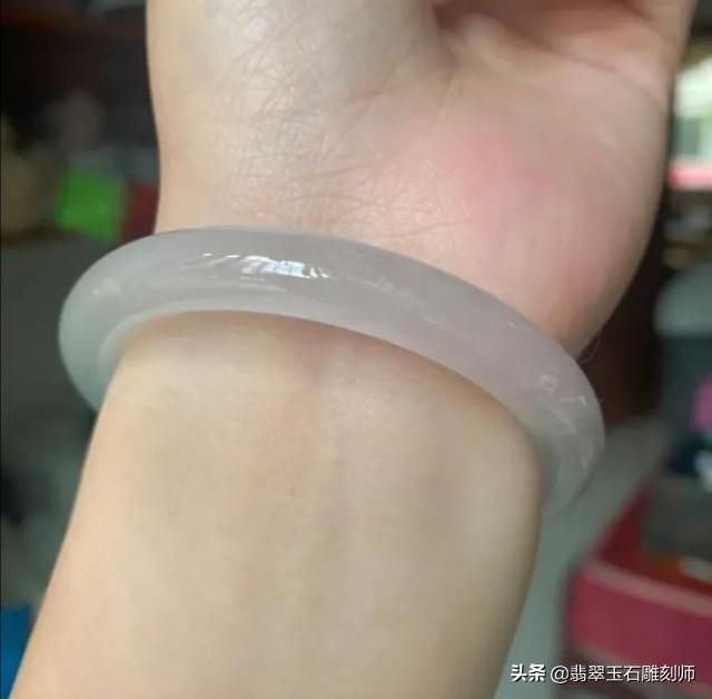 几百元的圆条翡翠手镯,几百能买到翡翠手镯吗-第4张图片-翡翠网 几百元的圆条翡翠手镯,几百能买到翡翠手镯吗-第4张图片-翡翠网