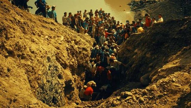 翡翠毛料原石,1.5吨翡翠原石被当作废土-第2张图片-翡翠网 翡翠毛料原石,1.5吨翡翠原石被当作废土-第2张图片-翡翠网