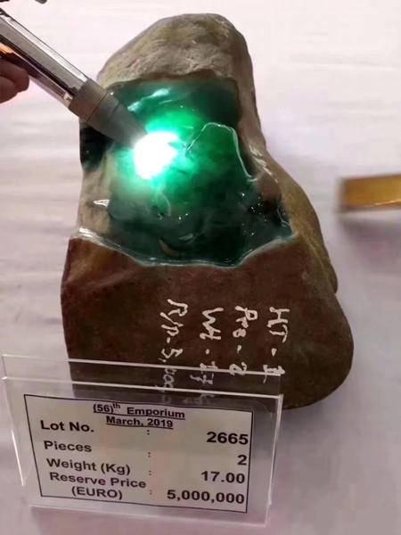 翡翠毛料原石,1.5吨翡翠原石被当作废土-第4张图片-翡翠网 翡翠毛料原石,1.5吨翡翠原石被当作废土-第4张图片-翡翠网