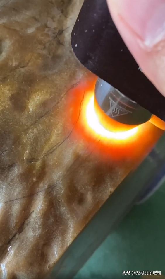 翡翠原石黄白皮讲解,木纳翡翠有全绿表现-第1张图片-翡翠网 翡翠原石黄白皮讲解,木纳翡翠有全绿表现-第1张图片-翡翠网