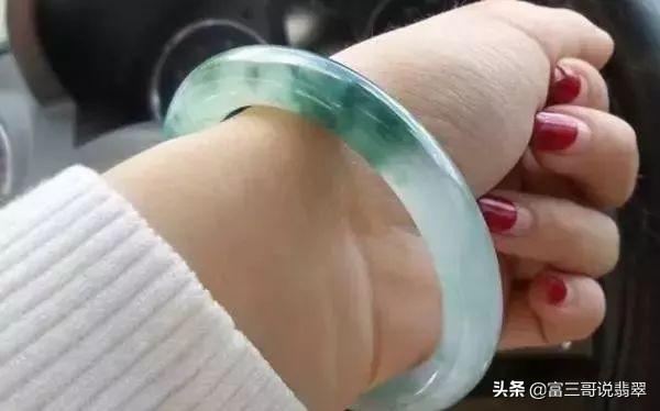 翡翠圆条是什么镯,翡翠手镯内圈圆-第7张图片-翡翠网 翡翠圆条是什么镯,翡翠手镯内圈圆-第7张图片-翡翠网