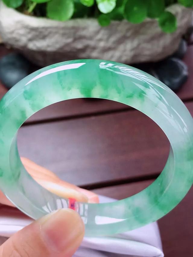 翡翠原石价格缅甸买翡翠原石还是买成品好-第1张图片-翡翠网 翡翠原石价格缅甸买翡翠原石还是买成品好-第1张图片-翡翠网