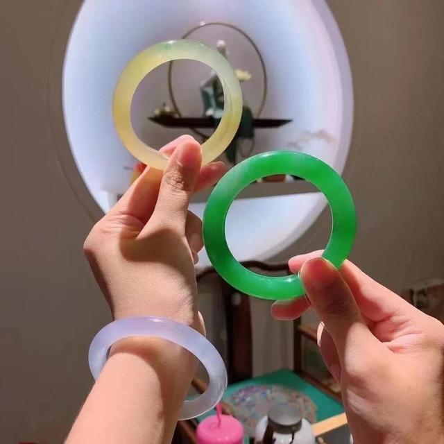 翡翠手镯裂纹能养好吗翡翠手镯有很多纹-第1张图片-翡翠网 翡翠手镯裂纹能养好吗翡翠手镯有很多纹-第1张图片-翡翠网