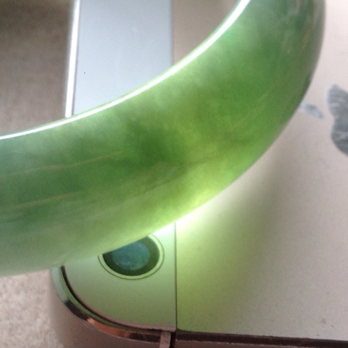 翡翠手镯毛料能造假吗,翡翠手镯真假-第1张图片-翡翠网 翡翠手镯毛料能造假吗,翡翠手镯真假-第1张图片-翡翠网