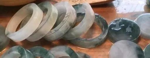 糯种翡翠手镯,冰花翡翠手镯-第7张图片-翡翠网 糯种翡翠手镯,冰花翡翠手镯-第7张图片-翡翠网