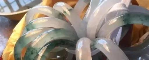 糯种翡翠手镯,冰花翡翠手镯-第10张图片-翡翠网 糯种翡翠手镯,冰花翡翠手镯-第10张图片-翡翠网