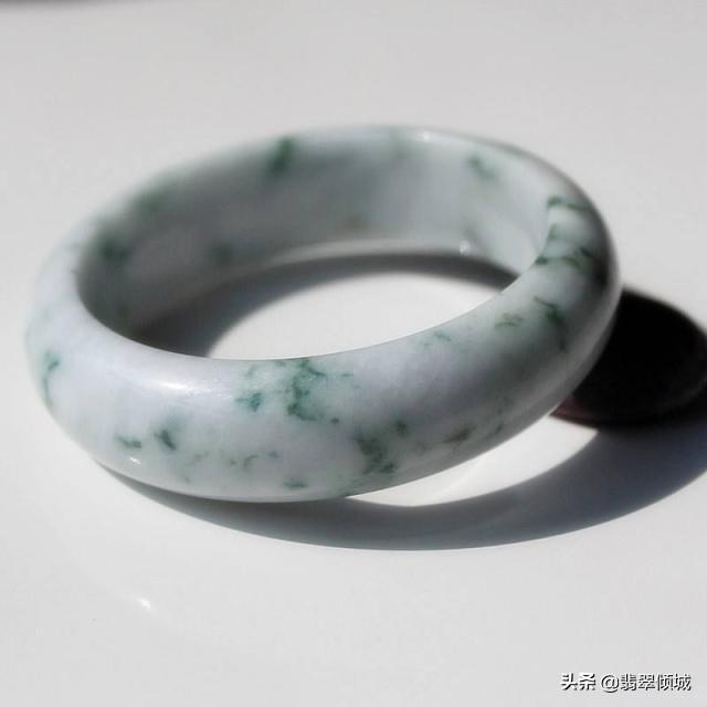 翡翠手镯一半蓝水一半白底翡翠手镯什么颜色好-第1张图片-翡翠网 翡翠手镯一半蓝水一半白底翡翠手镯什么颜色好-第1张图片-翡翠网