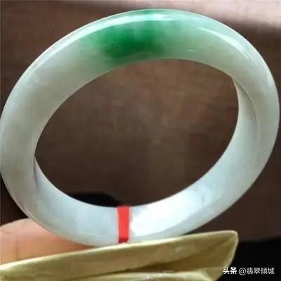 翡翠手镯一半蓝水一半白底翡翠手镯什么颜色好-第2张图片-翡翠网 翡翠手镯一半蓝水一半白底翡翠手镯什么颜色好-第2张图片-翡翠网