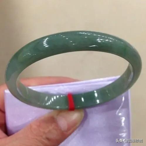 翡翠手镯一半蓝水一半白底翡翠手镯什么颜色好-第3张图片-翡翠网 翡翠手镯一半蓝水一半白底翡翠手镯什么颜色好-第3张图片-翡翠网