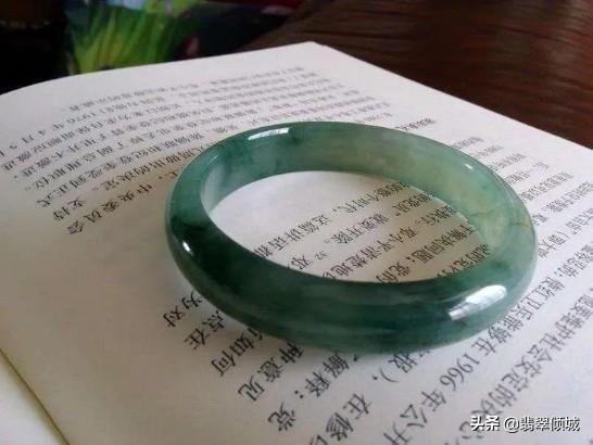 翡翠手镯一半蓝水一半白底翡翠手镯什么颜色好-第4张图片-翡翠网 翡翠手镯一半蓝水一半白底翡翠手镯什么颜色好-第4张图片-翡翠网