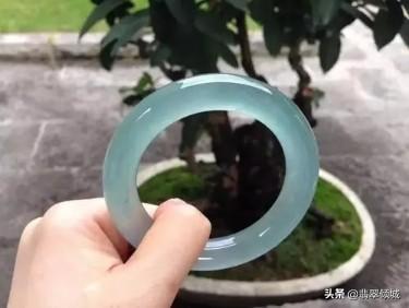 翡翠手镯一半蓝水一半白底翡翠手镯什么颜色好-第5张图片-翡翠网 翡翠手镯一半蓝水一半白底翡翠手镯什么颜色好-第5张图片-翡翠网