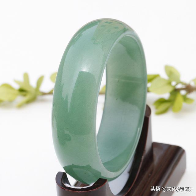 白玉和翡翠女生戴哪个好,翡翠手镯和玉手镯一起戴吗-第6张图片-翡翠网 白玉和翡翠女生戴哪个好,翡翠手镯和玉手镯一起戴吗-第6张图片-翡翠网