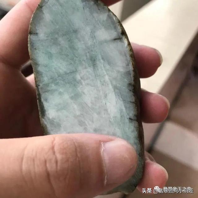 翡翠原石裂纹很多,翡翠原石的裂和纹-第3张图片-翡翠网 翡翠原石裂纹很多,翡翠原石的裂和纹-第3张图片-翡翠网