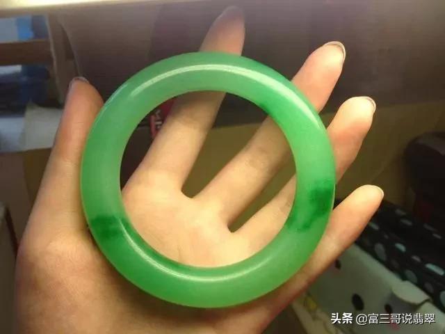 角闪石翡翠手镯,怎么看翡翠镯子-第3张图片-翡翠网 角闪石翡翠手镯,怎么看翡翠镯子-第3张图片-翡翠网