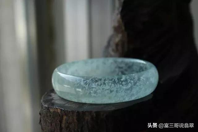 角闪石翡翠手镯,怎么看翡翠镯子-第4张图片-翡翠网 角闪石翡翠手镯,怎么看翡翠镯子-第4张图片-翡翠网