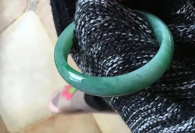 通灵翡翠手镯,木纳种翡翠和莫西沙哪种好-第2张图片-翡翠网 通灵翡翠手镯,木纳种翡翠和莫西沙哪种好-第2张图片-翡翠网