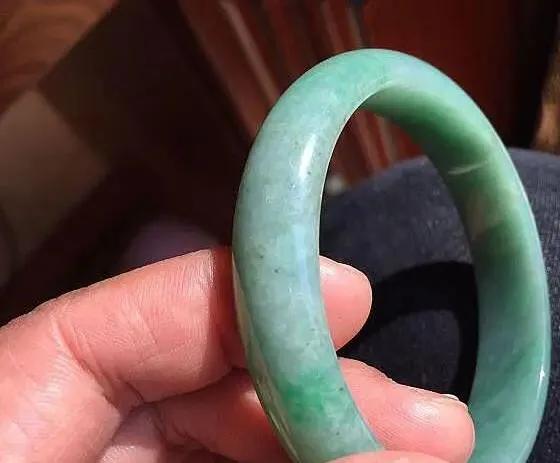 通灵翡翠手镯,木纳种翡翠和莫西沙哪种好-第5张图片-翡翠网 通灵翡翠手镯,木纳种翡翠和莫西沙哪种好-第5张图片-翡翠网