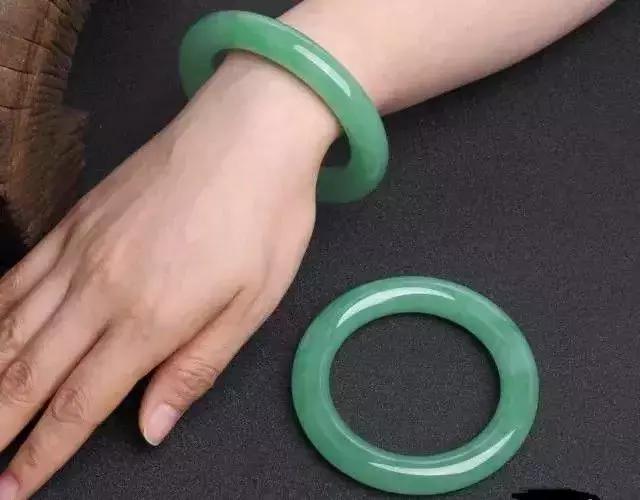 翡翠手镯有了裂纹之后变黄了怎么办翡翠手镯常见裂痕图片-第1张图片-翡翠网 翡翠手镯有了裂纹之后变黄了怎么办翡翠手镯常见裂痕图片-第1张图片-翡翠网