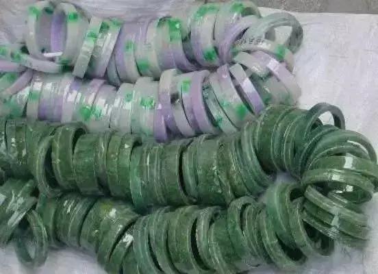 翡翠手镯有了裂纹之后变黄了怎么办翡翠手镯常见裂痕图片-第9张图片-翡翠网 翡翠手镯有了裂纹之后变黄了怎么办翡翠手镯常见裂痕图片-第9张图片-翡翠网