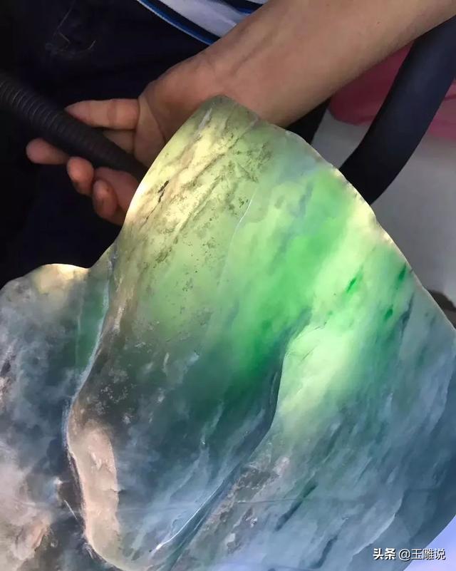 冰玻飘色翡翠原石图片,翡翠哪种最好-第1张图片-翡翠网 冰玻飘色翡翠原石图片,翡翠哪种最好-第1张图片-翡翠网