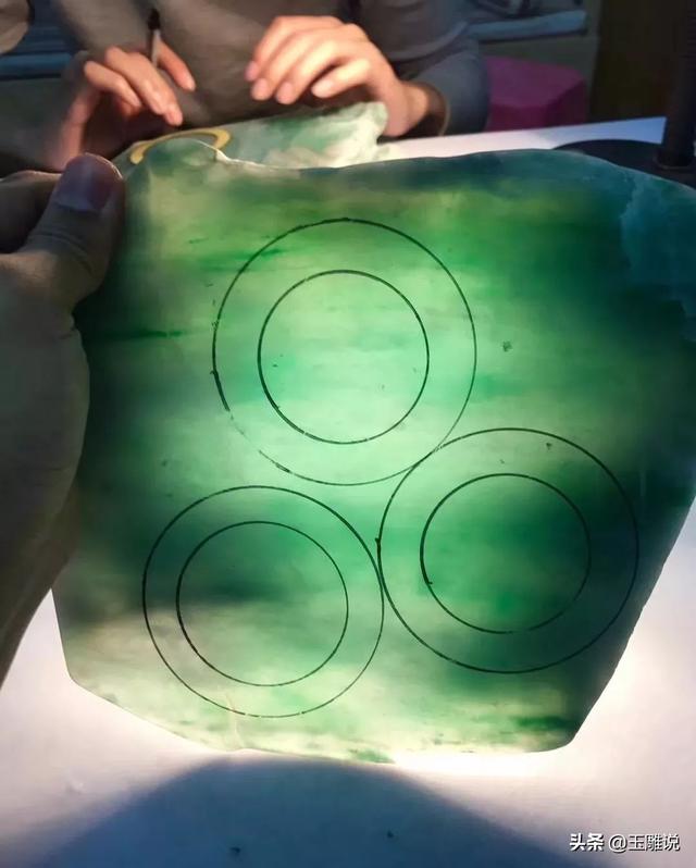 冰玻飘色翡翠原石图片,翡翠哪种最好-第3张图片-翡翠网 冰玻飘色翡翠原石图片,翡翠哪种最好-第3张图片-翡翠网