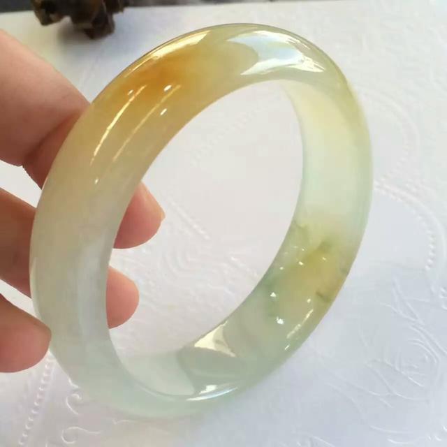 翡翠手镯内部有石纹翡翠手镯上面有石纹-第1张图片-翡翠网 翡翠手镯内部有石纹翡翠手镯上面有石纹-第1张图片-翡翠网